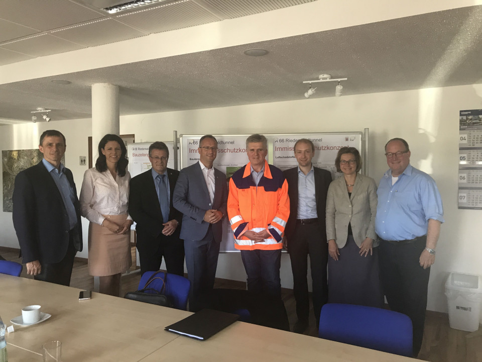 v. l.: Hilmar Heuser (Hessen Mobil), Dr. Katja Leikert, Michael Reul, Heiko Kasseckert, Jürgen Semmler (Hessen Mobil), Max Schad, Bettina Wiesmann und Bodo Pfaff-Greiffenhagen v. l.: Hilmar Heuser (Hessen Mobil), Dr. Katja Leikert, Michael Reul, Heiko Kasseckert, Jürgen Semmler (Hessen Mobil), Max Schad, Bettina Wiesmann und Bodo Pfaff-Greiffenhagen