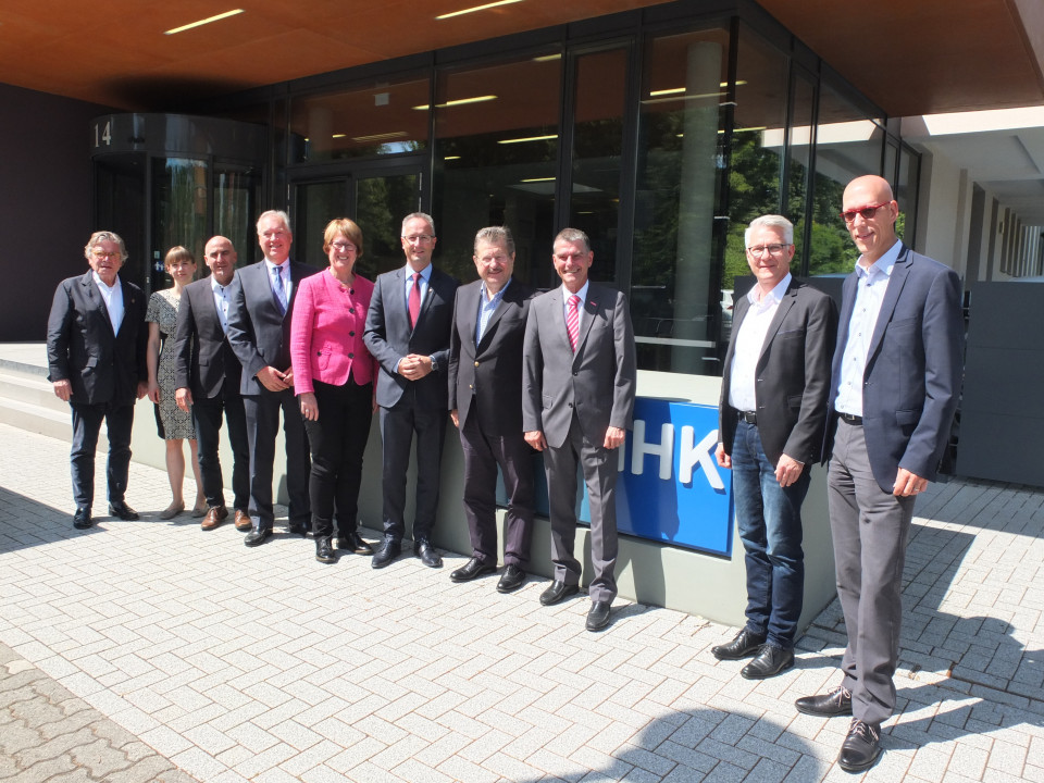 Clemens Reif (MdL), IHK-Abteilungsleiterin Raija Hawly, Axel Hilfenhaus (Geschäftsführer der Kreishandwerkerschaft Hanau), Ulrich Caspar (MdL), Karin Wolff (MdL), Heiko Kasseckert (MdL), Dr. Walter Arnold (MdL), Kreishandwerksmeister Martin Gutmann, Dirk Clemens Reif (MdL), IHK-Abteilungsleiterin Raija Hawly, Axel Hilfenhaus (Geschäftsführer der Kreishandwerkerschaft Hanau), Ulrich Caspar (MdL), Karin Wolff (MdL), Heiko Kasseckert (MdL), Dr. Walter Arnold (MdL), Kreishandwerksmeister Martin Gutmann, Dirk