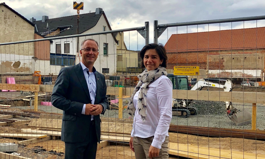Landtagsabgeordneter Heiko Kasseckert und Schulleiterin Tatjana Fischbein von der Grundschule Langendiebach Landtagsabgeordneter Heiko Kasseckert und Schulleiterin Tatjana Fischbein von der Grundschule Langendiebach