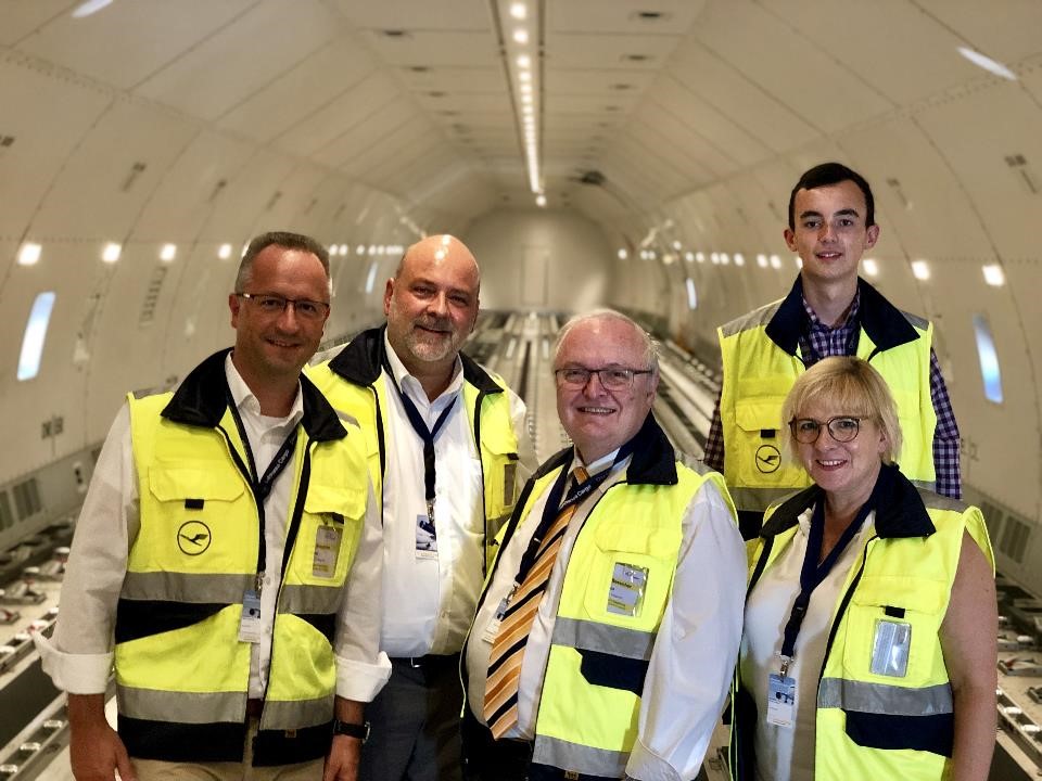 Mitglieder CDU-Arbeitskreis im Frachtraum einer LH-Cargo-Maschine Mitglieder CDU-Arbeitskreis im Frachtraum einer LH-Cargo-Maschine