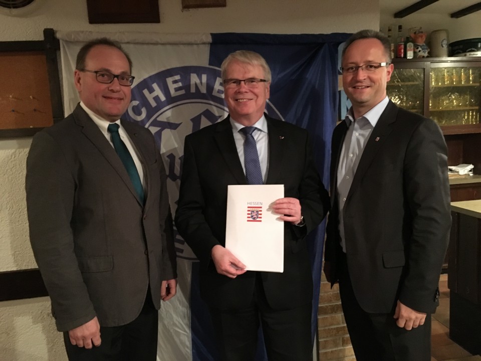 Staatssekretr Koch (Mitte) bergibt den Bescheid im Beisein von MdL Heiko Kasseckert (re.) und Brgermeister a. D. Erhard Rohrbach (li.)